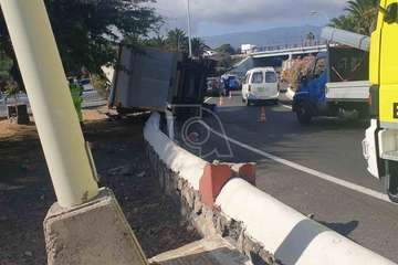 Un camión vuelca en el acceso a Telde desde la GC-1/TA.